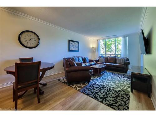 102-8111 Forest Glen Drive, Niagara Falls, ON - Indoor Photo Showing Living Room