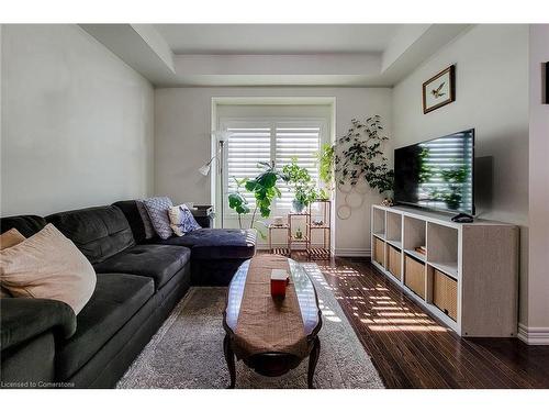 53-2086 Ghent Avenue, Burlington, ON - Indoor Photo Showing Living Room