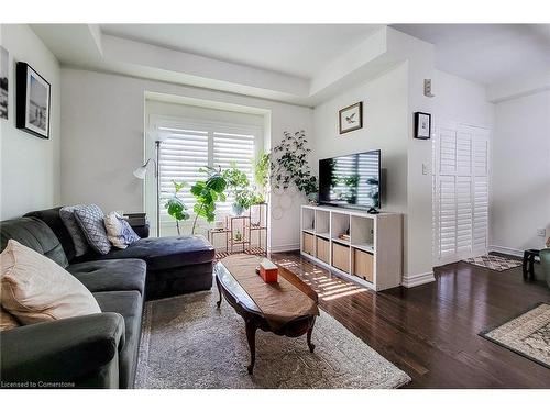 53-2086 Ghent Avenue, Burlington, ON - Indoor Photo Showing Living Room