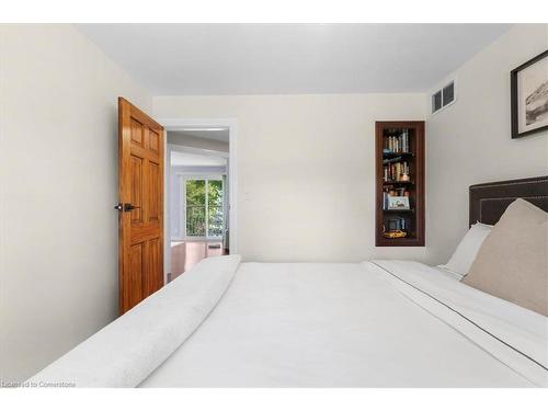 193 Appleby Line, Burlington, ON - Indoor Photo Showing Bedroom