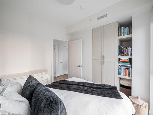 302-500 Brock Avenue, Burlington, ON - Indoor Photo Showing Bedroom