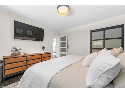 46 Terrace Drive, Dundas, ON - Indoor Photo Showing Bedroom