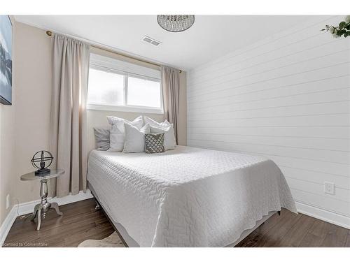 46 Terrace Drive, Dundas, ON - Indoor Photo Showing Bedroom