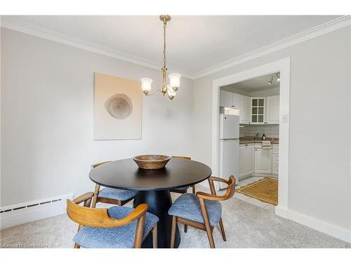 304-2052 Courtland Drive, Burlington, ON - Indoor Photo Showing Dining Room