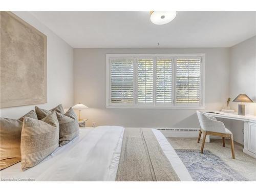 304-2052 Courtland Drive, Burlington, ON - Indoor Photo Showing Bedroom