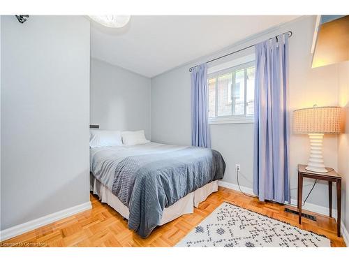 1457 Dewbourne Crescent, Burlington, ON - Indoor Photo Showing Bedroom