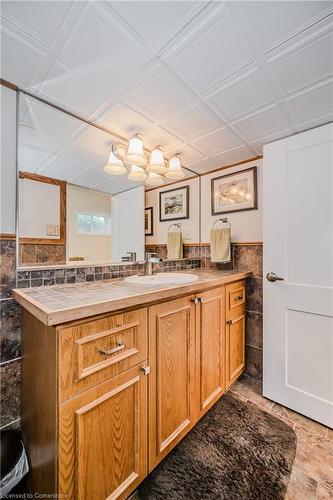 1457 Dewbourne Crescent, Burlington, ON - Indoor Photo Showing Bathroom