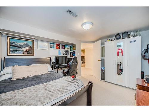 1457 Dewbourne Crescent, Burlington, ON - Indoor Photo Showing Bedroom