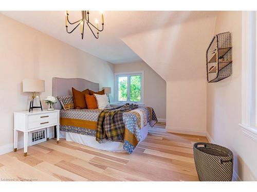 23 Sydenham Street, Dundas, ON - Indoor Photo Showing Bedroom