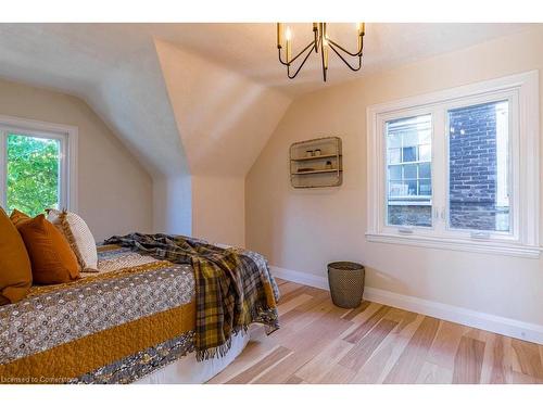 23 Sydenham Street, Dundas, ON - Indoor Photo Showing Bedroom