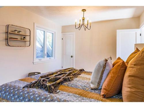 23 Sydenham Street, Dundas, ON - Indoor Photo Showing Bedroom