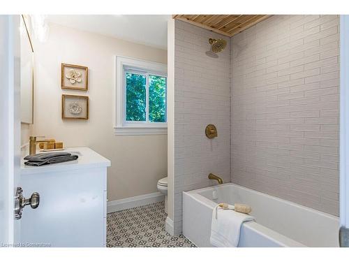 23 Sydenham Street, Dundas, ON - Indoor Photo Showing Bathroom