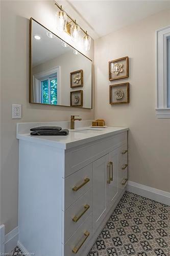 23 Sydenham Street, Dundas, ON - Indoor Photo Showing Bathroom