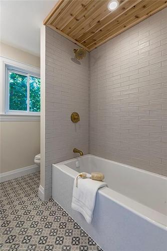 23 Sydenham Street, Dundas, ON - Indoor Photo Showing Bathroom