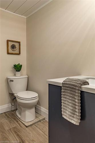 23 Sydenham Street, Dundas, ON - Indoor Photo Showing Bathroom