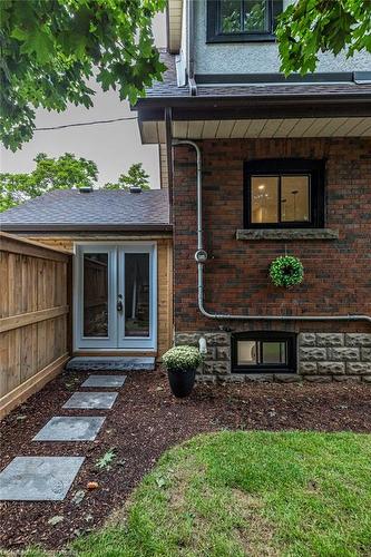 23 Sydenham Street, Dundas, ON - Outdoor