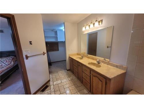 54 Kortright Road E, Guelph, ON - Indoor Photo Showing Bathroom