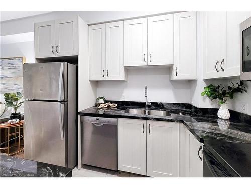 714-2490 Old Bronte Road, Oakville, ON - Indoor Photo Showing Kitchen With Double Sink