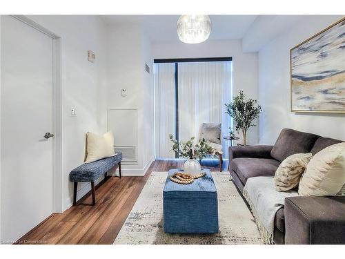 714-2490 Old Bronte Road, Oakville, ON - Indoor Photo Showing Living Room