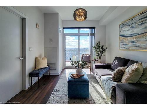 714-2490 Old Bronte Road, Oakville, ON - Indoor Photo Showing Living Room