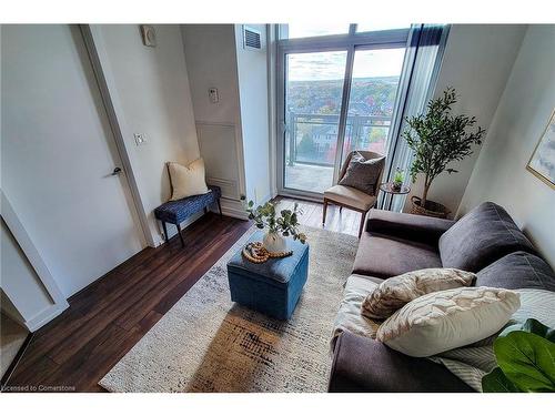 714-2490 Old Bronte Road, Oakville, ON - Indoor Photo Showing Living Room