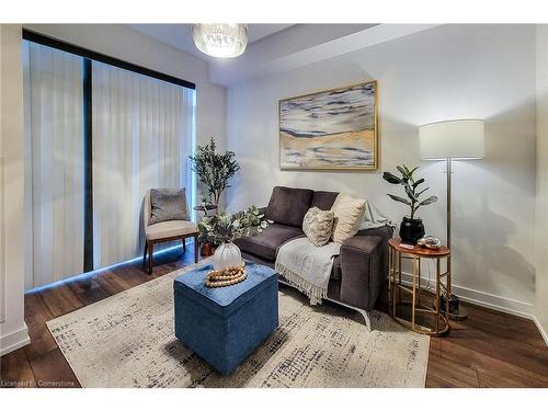 714-2490 Old Bronte Road, Oakville, ON - Indoor Photo Showing Living Room