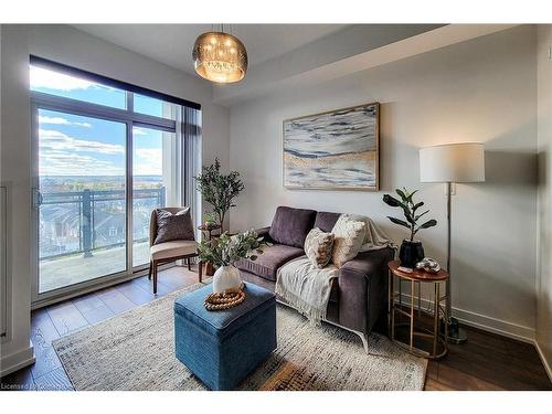 714-2490 Old Bronte Road, Oakville, ON - Indoor Photo Showing Living Room