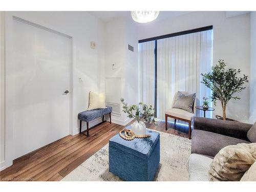 714-2490 Old Bronte Road, Oakville, ON - Indoor Photo Showing Living Room