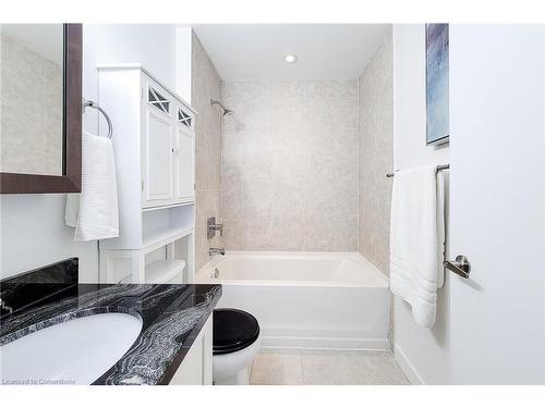 714-2490 Old Bronte Road, Oakville, ON - Indoor Photo Showing Bathroom