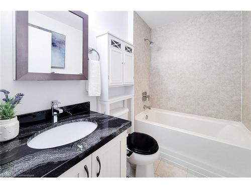 714-2490 Old Bronte Road, Oakville, ON - Indoor Photo Showing Bathroom