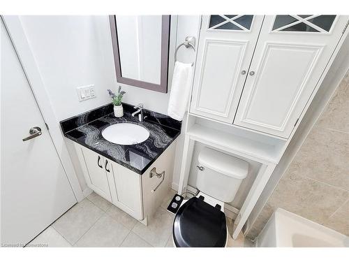 714-2490 Old Bronte Road, Oakville, ON - Indoor Photo Showing Bathroom