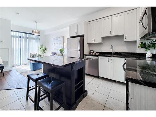 714-2490 Old Bronte Road, Oakville, ON - Indoor Photo Showing Kitchen