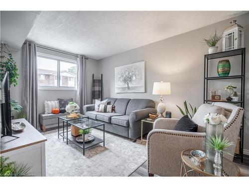 29-123 Main Street, Dunnville, ON - Indoor Photo Showing Living Room