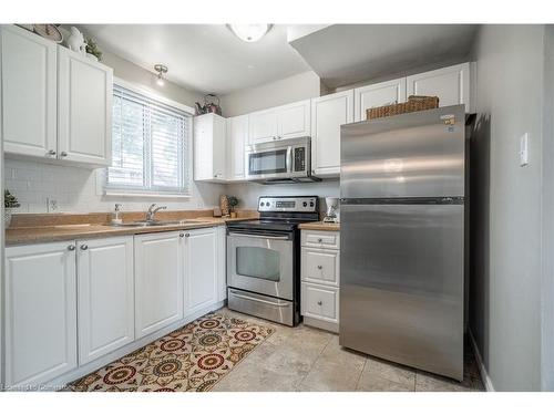 29-123 Main Street, Dunnville, ON - Indoor Photo Showing Kitchen With Double Sink