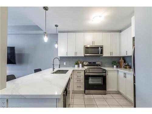 315 Skinner Road, Waterdown, ON - Indoor Photo Showing Kitchen With Double Sink With Upgraded Kitchen