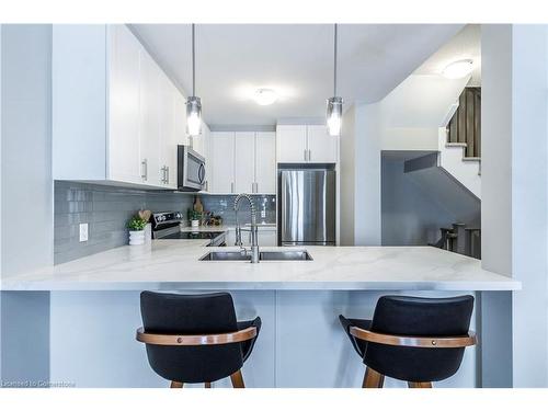 315 Skinner Road, Waterdown, ON - Indoor Photo Showing Kitchen With Upgraded Kitchen