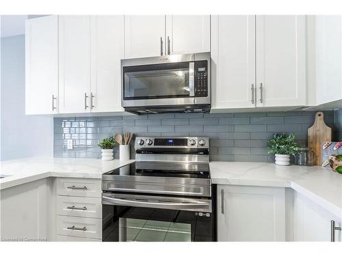 315 Skinner Road, Waterdown, ON - Indoor Photo Showing Kitchen With Upgraded Kitchen