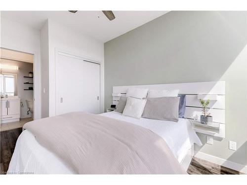 1204-2081 Fairview Street, Burlington, ON - Indoor Photo Showing Bedroom