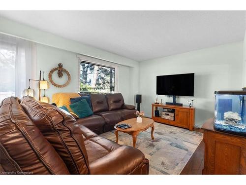 8-122 Lakeshore Road, St. Catharines, ON - Indoor Photo Showing Living Room