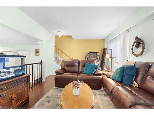 8-122 Lakeshore Road, St. Catharines, ON - Indoor Photo Showing Living Room