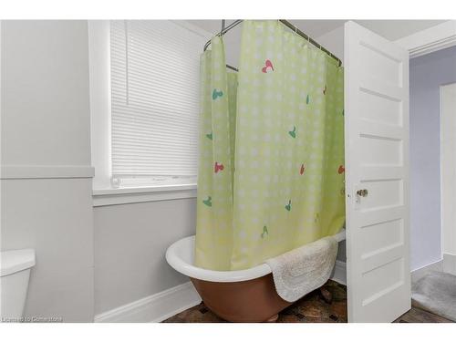 5419 Maple Street, Niagara Falls, ON - Indoor Photo Showing Bathroom