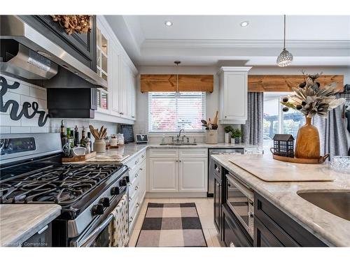 77 Eagleglen Way, Hamilton, ON - Indoor Photo Showing Kitchen