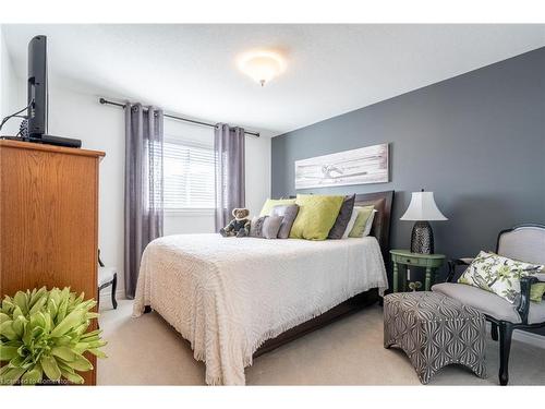 77 Eagleglen Way, Hamilton, ON - Indoor Photo Showing Bedroom