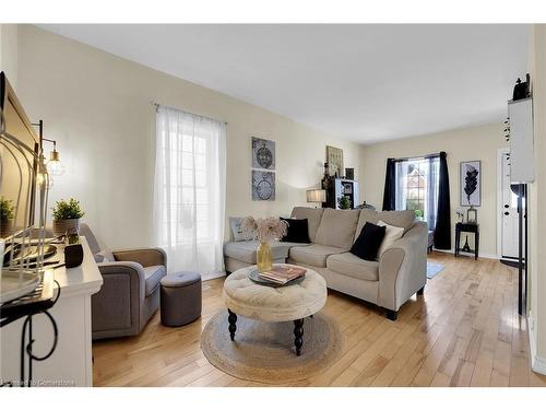 11 Esther Street, Brantford, ON - Indoor Photo Showing Living Room