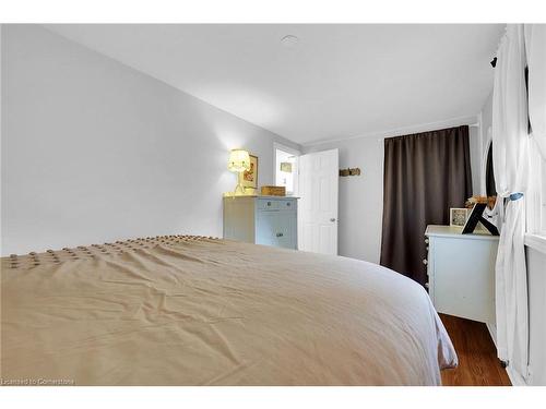 11 Esther Street, Brantford, ON - Indoor Photo Showing Bedroom