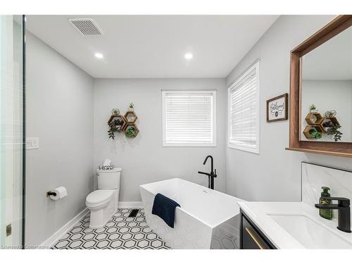 54 Stonepine Crescent, Hamilton, ON - Indoor Photo Showing Bathroom