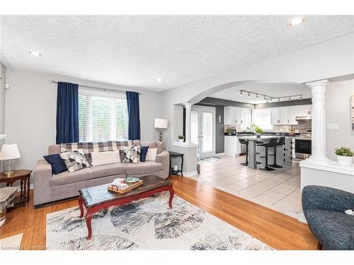 54 Stonepine Crescent, Hamilton, ON - Indoor Photo Showing Living Room