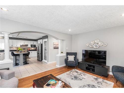 54 Stonepine Crescent, Hamilton, ON - Indoor Photo Showing Living Room