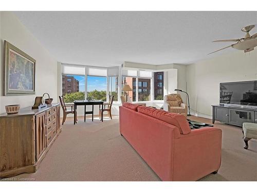 605-180 Limeridge Road W, Hamilton, ON - Indoor Photo Showing Living Room