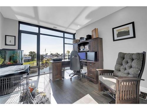 303-38 Harbour Street, Port Dover, ON - Indoor Photo Showing Living Room